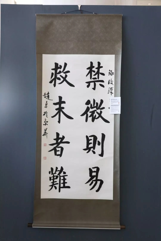 观展时,学生们发出感慨,表示能亲眼见到众多书法家的亲笔,实属难得,能