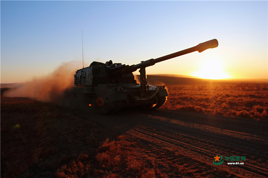 炮火呼啸,八百里瀚海砺精兵( / 13 )