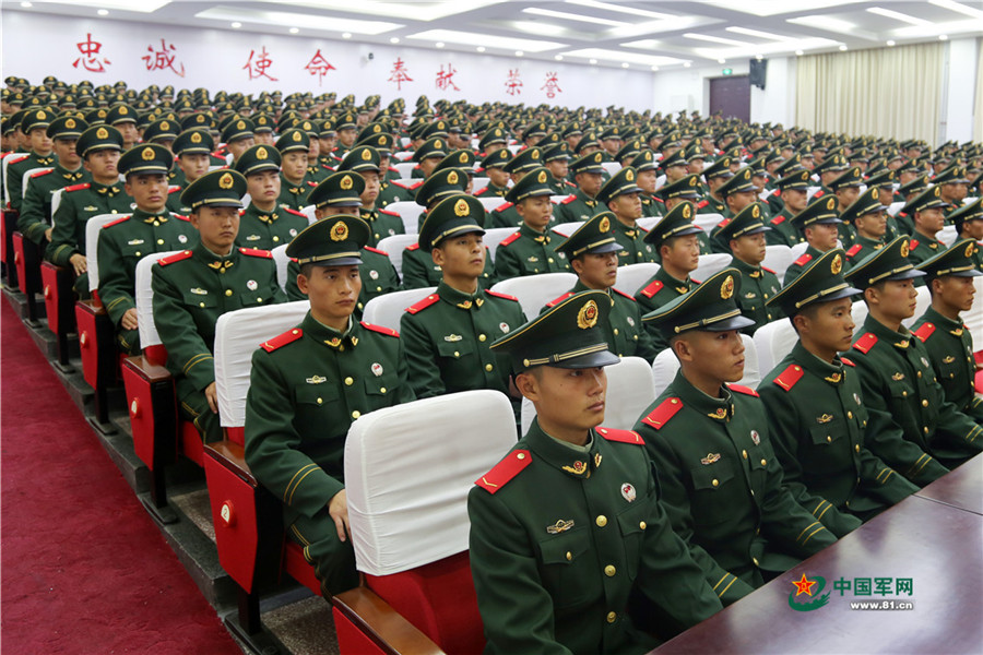 军营成人礼500余名武警新战士被授予列兵军衔55