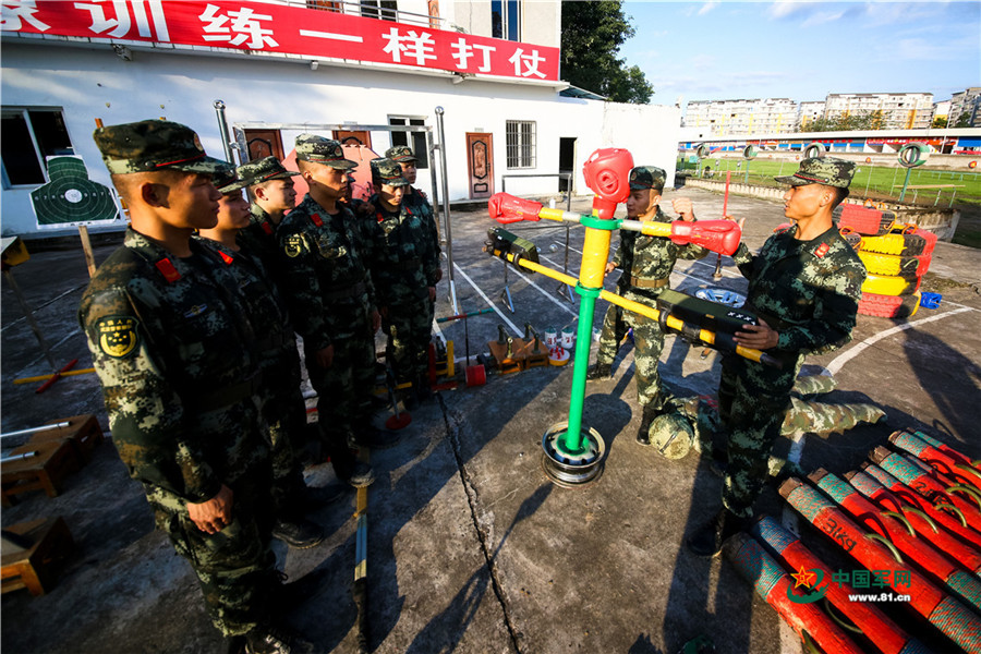 武教头王建奇 右眼失明射击一样快准狠 15)