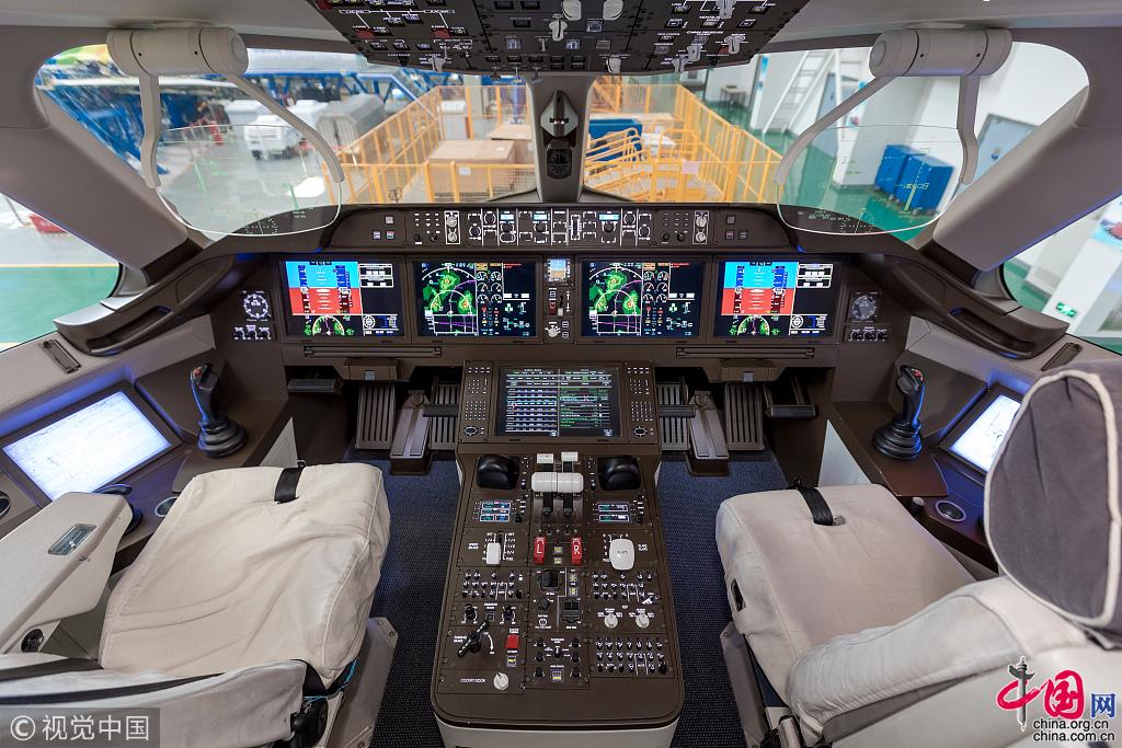 驾驶室的操纵面板现代化毫不逊色于世界先进客机
