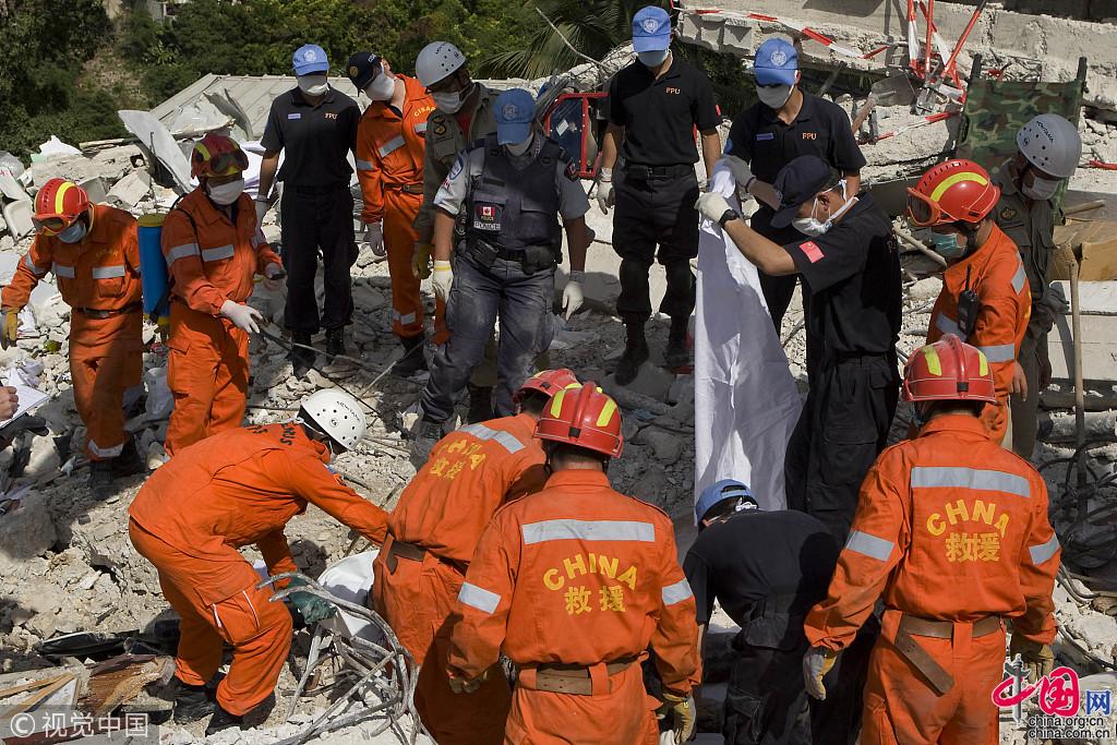 2010年1月,海地太子港,中国国际救援队在地震废墟中进行搜救