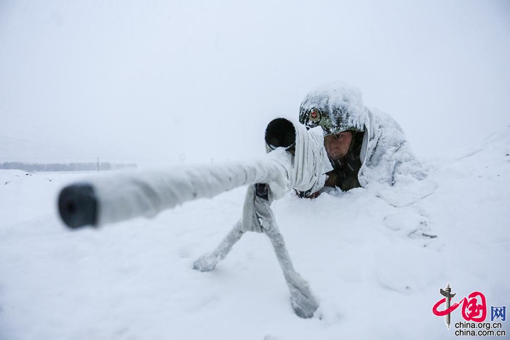 狙擊手長時間在海拔4500米的雪地中隱蔽. 葛濤 攝