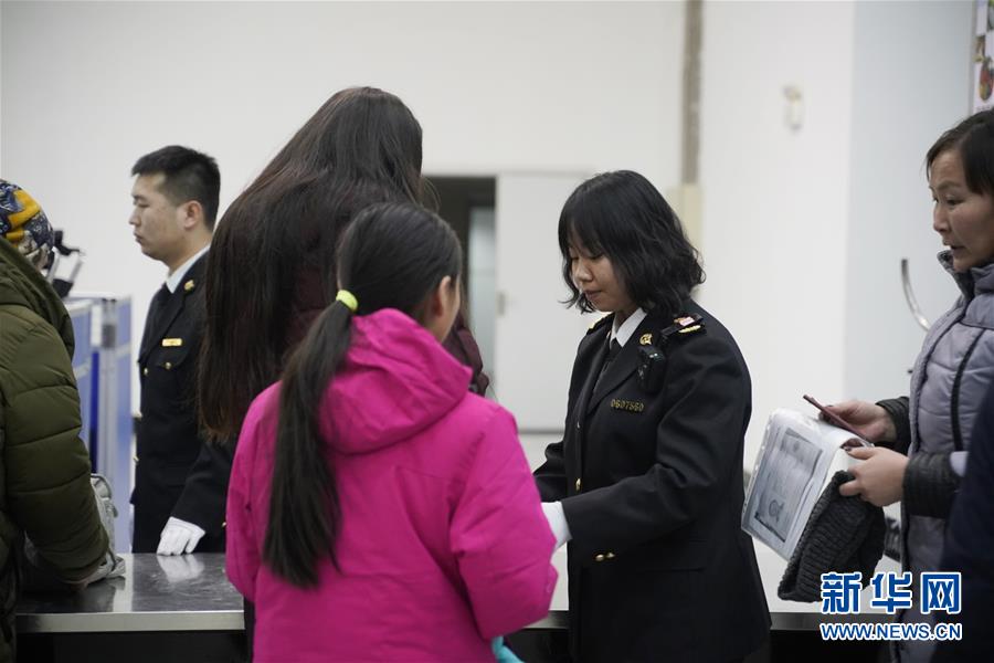 1月10日,滿洲里海關工作人員對入境人員進行檢查.