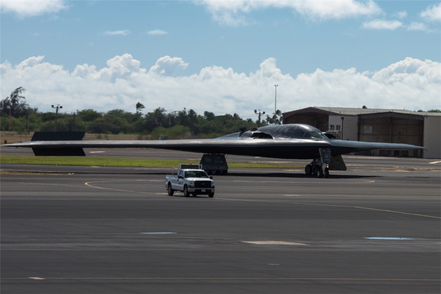 美国空军3架B-2隐形轰炸机抵达珍珠港