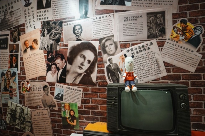 贴满花边新闻的历史八卦墙