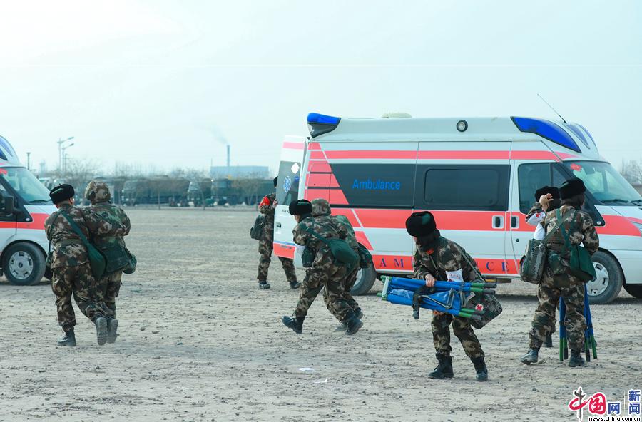 武警甘肃省总队医院女兵野营拉练速描