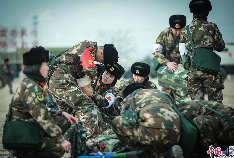 武警甘肃省总队医院女兵野营拉练速描