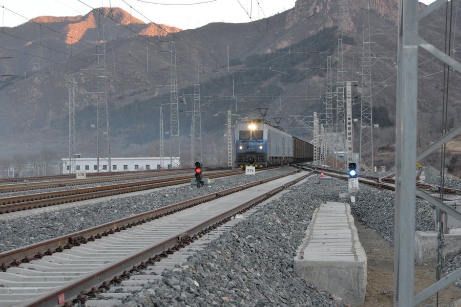 唐呼铁路联接着内蒙古和河北省,穿越于崇山峻岭之间,所经之处沟壑纵横
