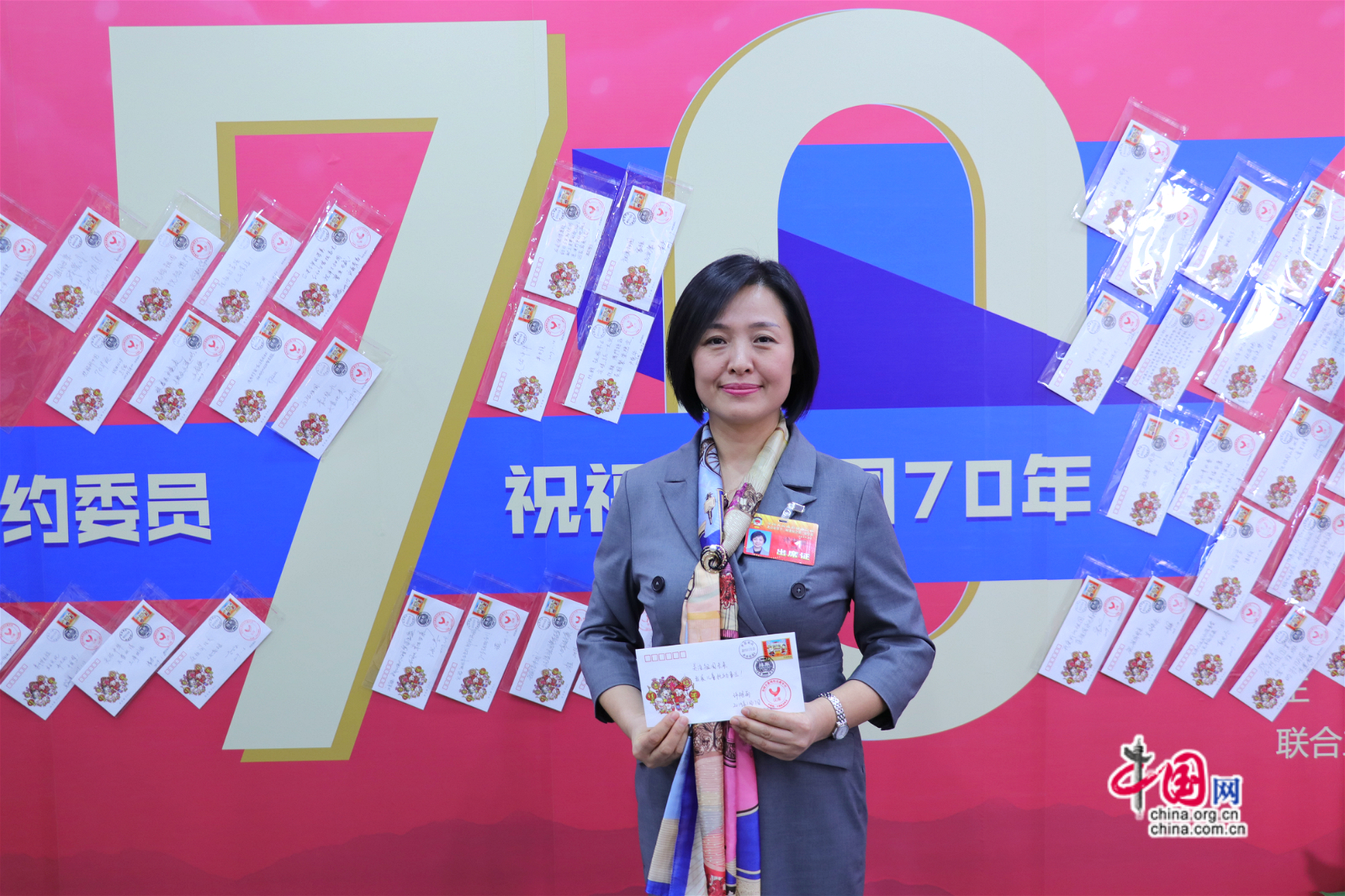北京市政协委员许艳丽为新中国成立70年书写寄语。中国网记者胡俊摄
