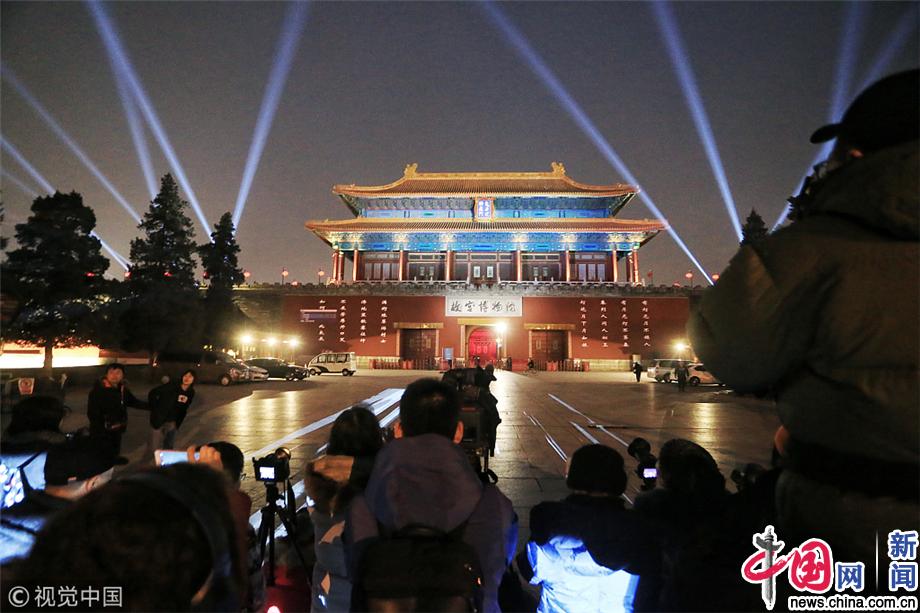 北京:故宫元宵节前试灯 市民游客争相拍摄