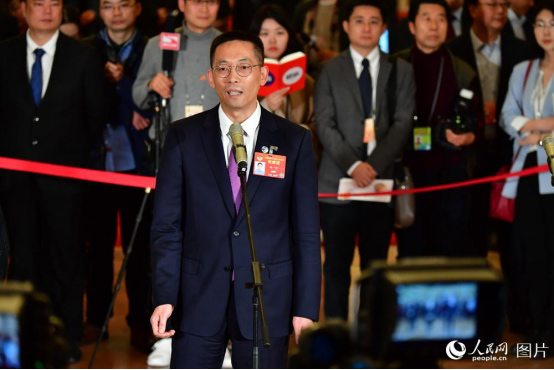 全国政协委员,西湖大学校长施一公接受记者采访.人民网记者 于凯 摄