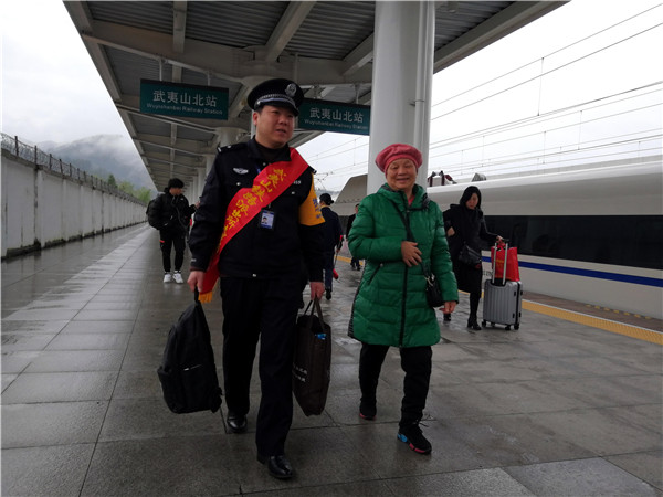 让雷锋精神深植于心 各地铁路公安机关立足岗位服务旅客