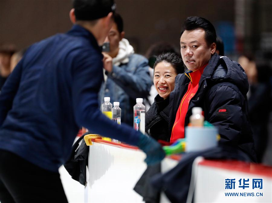 3月12日,中国花样滑冰协会主席申雪(右二)与中国花样滑冰队总教练赵