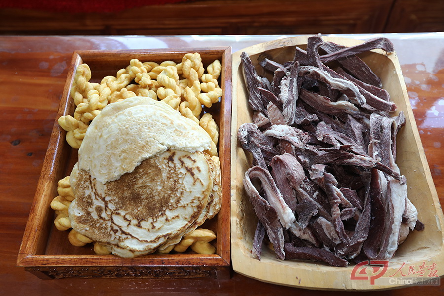 藏民家中摆放的藏族特色食品—卡赛,荞麦饼和牦牛肉干.