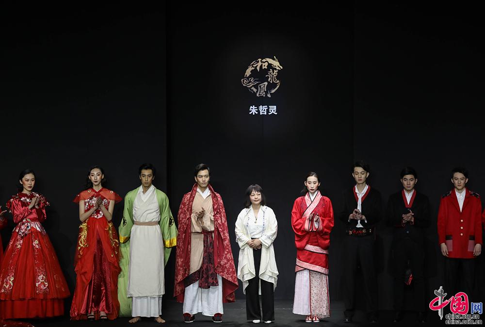 中国红汉服吸睛 和龙凤·朱哲灵在京发布新品