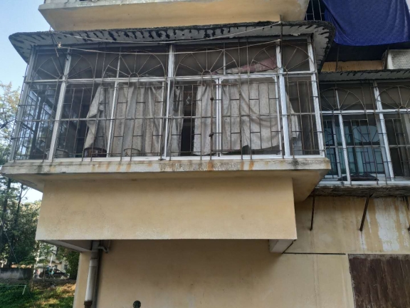 吴谢宇家位于一楼，部分窗帘已经掉落。新京报记者 刘思洁 摄