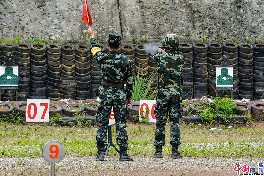 武警警官学院组织毕业学员开展92式手枪射击训练