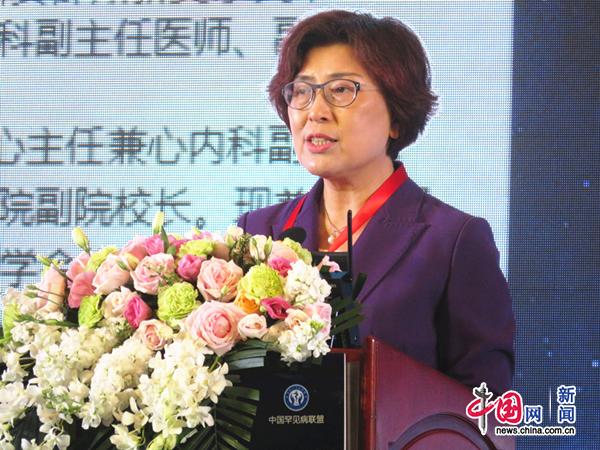 北京协和医院副院长张抒扬作大会发言。中国网记者 金慧慧 摄 过去几年,我国罕见病在临床研究、诊疗创新与可及性等方面快速发展,罕见病诊疗迎来新局面的同时也将面临更多新挑战,尤其是罕见病保障体系建设。北京协和医院副院长张抒扬指出,由于我国罕见病诊疗领域具有患者人数少且分散、疾病数据匮乏以及治疗费用昂贵等特点,仍需在国家层面持续完善罕见病保障体系的顶层设计。 她建议,推进更多罕见病用药医保准入,推动地方医保先行先试,探索创新筹资与风险共担模式,鼓励医保之外的筹资渠道和支付方参与,形成多方合作的创新机制和可持