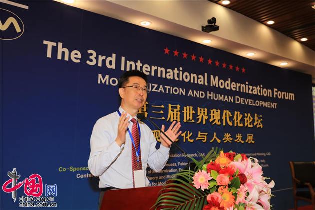 5月24日，第三届世界现代化论坛暨第17期中国现代化研究论坛在北京中国科技会堂举行。何传启阐释人类文明进程四个发展周期
