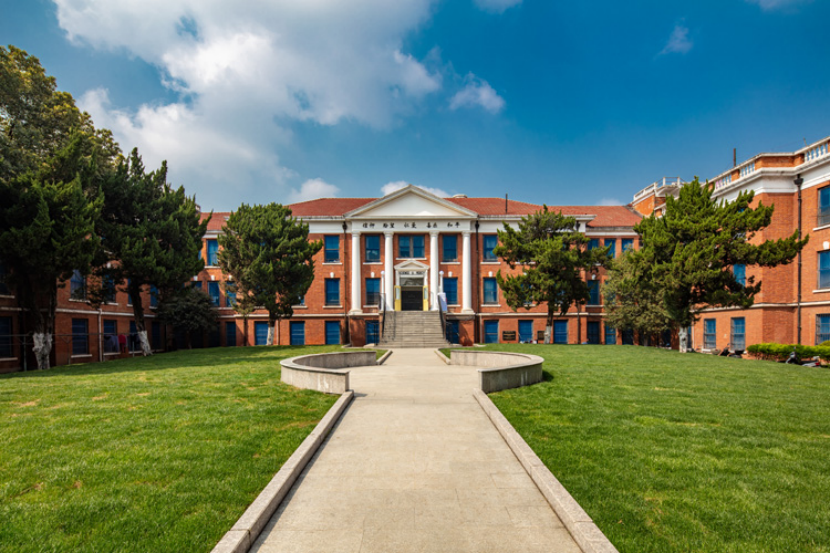 弋矶山医院芜湖老海关大楼建于1919年.