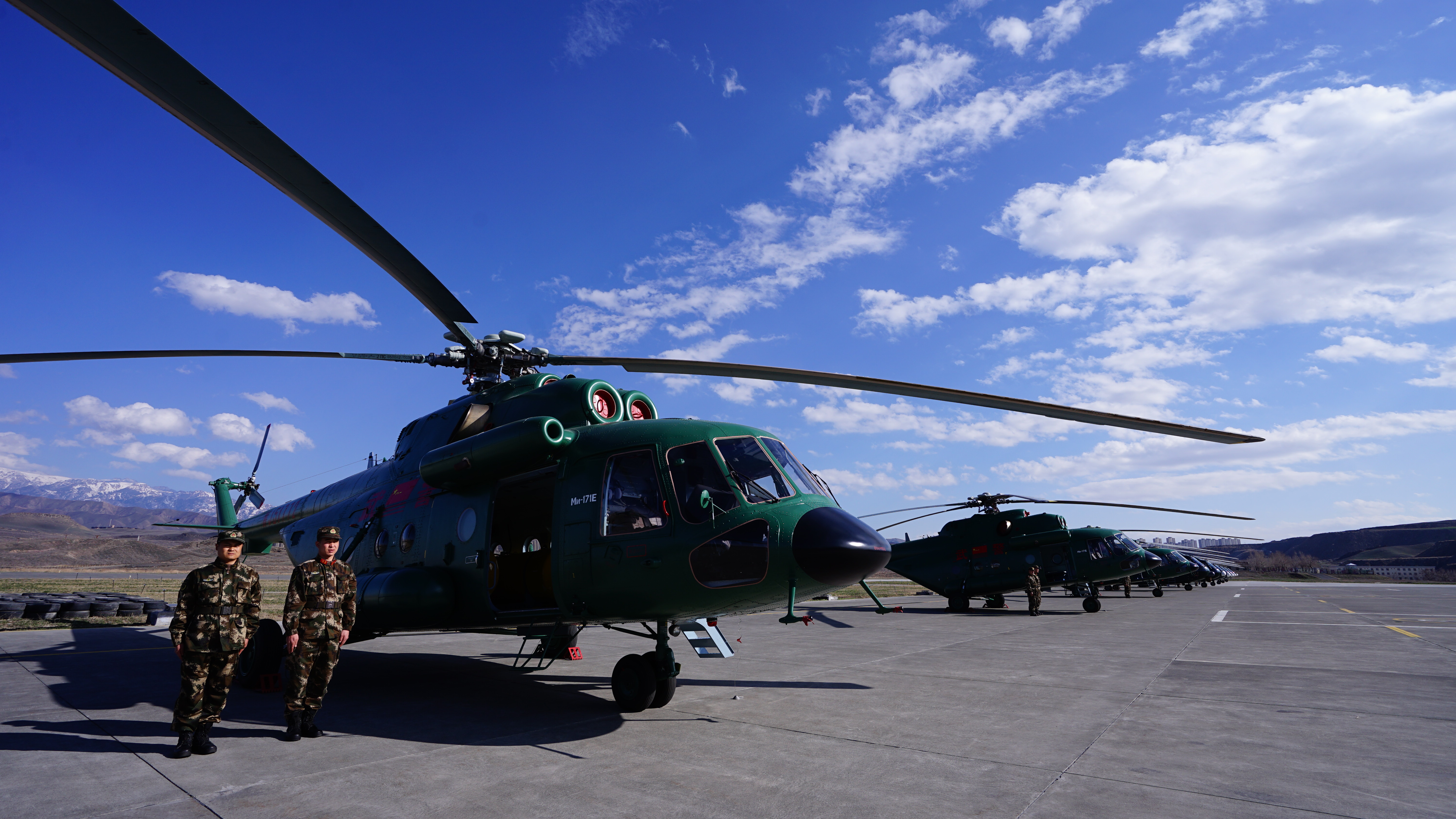 一架架标有武警字样的直升机已经在机坪中准备就绪,等待指挥塔下达