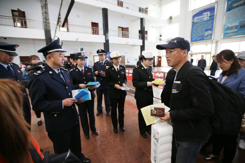 同江税务局联合同江海关开展减税降费税收宣传口岸行活动组图