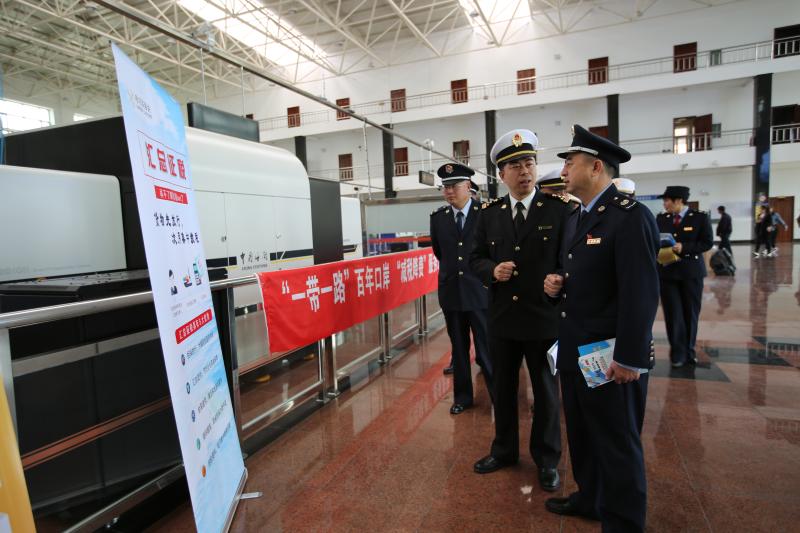 同江税务局联合同江海关开展减税降费税收宣传口岸行活动组图