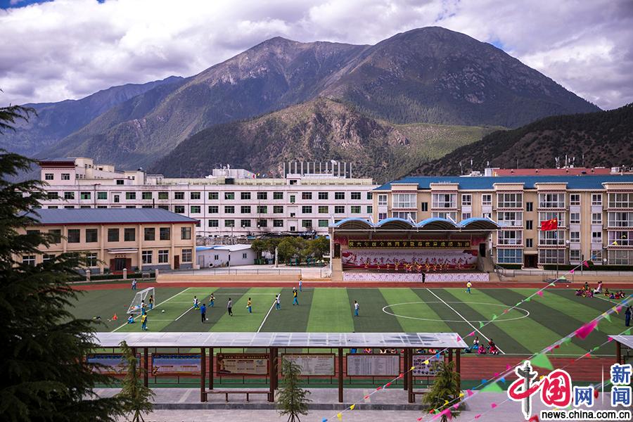 截至2017年,西藏共建成小学806所,各级中学132所,高等教育院校7所