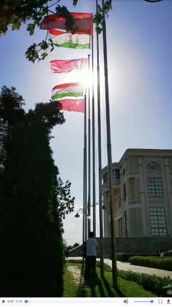 近处的话筒是为习主席检阅仪仗队时向仪仗队问候而准备的.