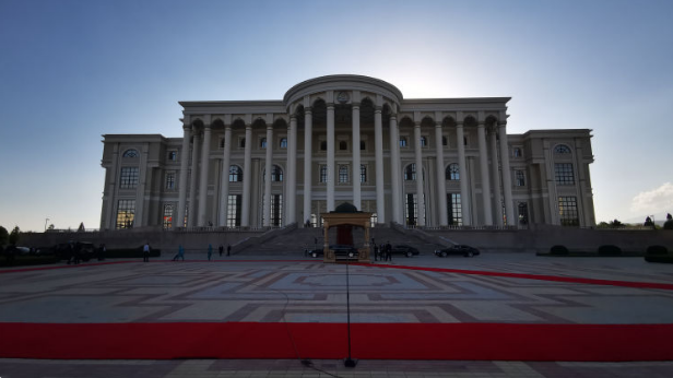 近处的话筒是为习主席检阅仪仗队时向仪仗队问候而准备的.