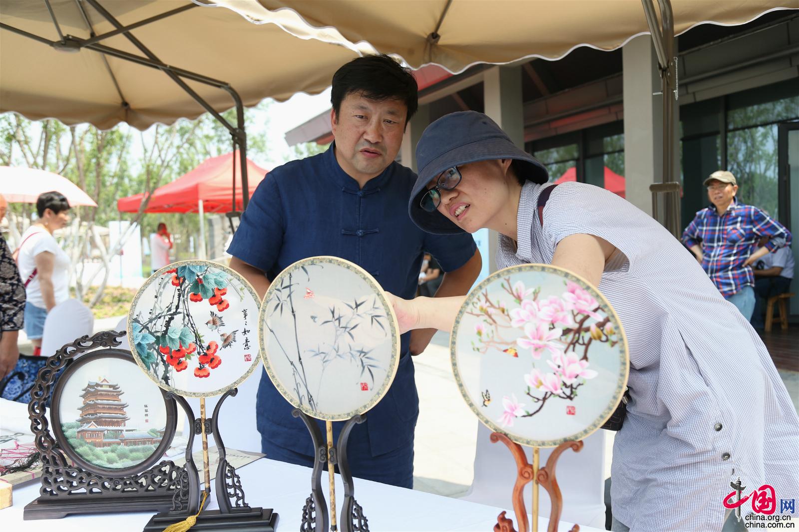 2019年6月20日，北京世园会迎来“山东省日”，此次活动主题为“筑梦新时代 美丽新山东”。开幕式现场，“绿色山东”经贸旅游推介、“绿满齐鲁 美丽山东”林产品展示、“山东省日”非遗文化展演等汇聚山东特色的系列活动，展现了新时代新山东新形象，吸引了国内外来宾的关注。未来两天，“山东省日”将举办丰富多彩的展演活动。这是“山东省日”活动外景。中国网记者胡俊 摄