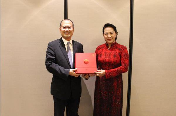 越南国会主席阮氏金银图片