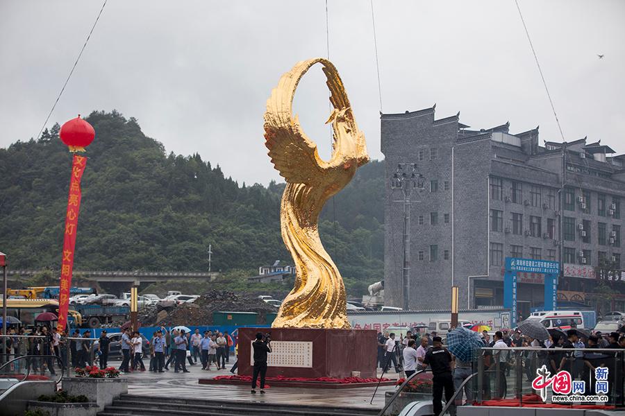 "凤鸣天下"雕塑的落成,为凤凰古城增添了新地标,新名片,新景点.