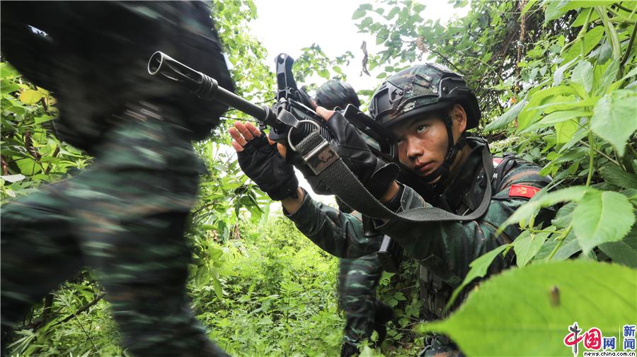 重庆武警开展山地反劫持演练 着力提升反恐作战能力