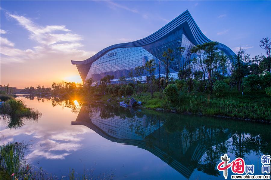 成都：全球最大单体建筑夕阳笼罩