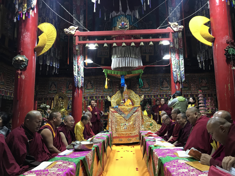 菩提济度寺僧众为雍和宫名誉住持嘉木扬图布丹大师庆祝九十五岁寿诞