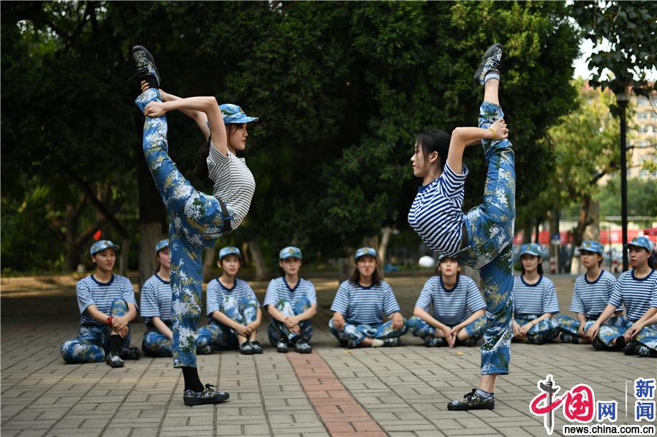 新生军训苦中作乐山东师大舞蹈系女生秀一字马6