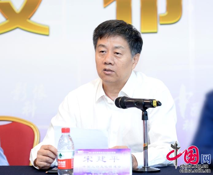 中国网北京9月8日讯(记者胡俊)“打呼噜”、“清嗓”、“胃反酸”……这些表面看起来不起眼的“小毛病”,背后很可能隐藏着严重的疾病。9月7日,在京举行的第二届全国胃食管反流病宣传周新闻发布会上,参会的嘉宾、媒体记者就胃食管反流病相关内容作了深入交流。 中国网北京9月8日讯(记者胡俊)“打呼噜”、“清嗓”、“胃反酸”……这些表面看起来不起眼的“小毛病”,背后很可能隐藏着严重的疾病。9月7日,在京举行的第二届全国胃食管反流病宣传周新闻发布会上,参会的嘉宾、媒体记者就胃食管反流病相关内容作了深入交流。