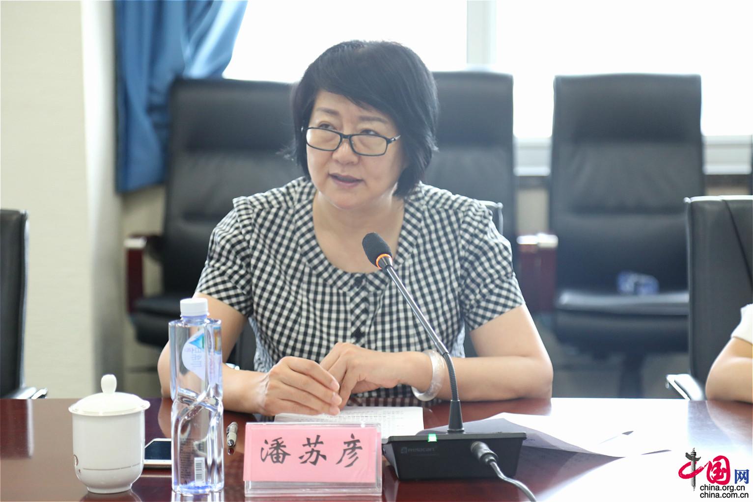 中国网北京9月10日讯(记者胡俊)看病开药不会吃?吃药用药没标准?中药西药一箩筐,患者吃多少药才算合适?被社会呼吁多年的“合理用药”问题到底怎么解决?9月10日,北京安贞医院,一场围绕“市属医院全面开设药学门诊”的媒体沟通会如期举行。 中国网北京9月10日讯(记者胡俊)看病开药不会吃?吃药用药没标准?中药西药一箩筐,患者吃多少药才算合适?被社会呼吁多年的“合理用药”问题到底怎么解决?9月10日,北京安贞医院,一场围绕“市属医院全面开设药学门诊”的媒体沟通会如期举行。