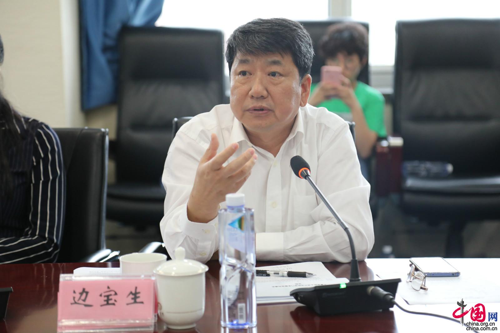 中国网北京9月10日讯(记者胡俊)看病开药不会吃?吃药用药没标准?中药西药一箩筐,患者吃多少药才算合适?被社会呼吁多年的“合理用药”问题到底怎么解决?9月10日,北京安贞医院,一场围绕“市属医院全面开设药学门诊”的媒体沟通会如期举行。 中国网北京9月10日讯(记者胡俊)看病开药不会吃?吃药用药没标准?中药西药一箩筐,患者吃多少药才算合适?被社会呼吁多年的“合理用药”问题到底怎么解决?9月10日,北京安贞医院,一场围绕“市属医院全面开设药学门诊”的媒体沟通会如期举行。