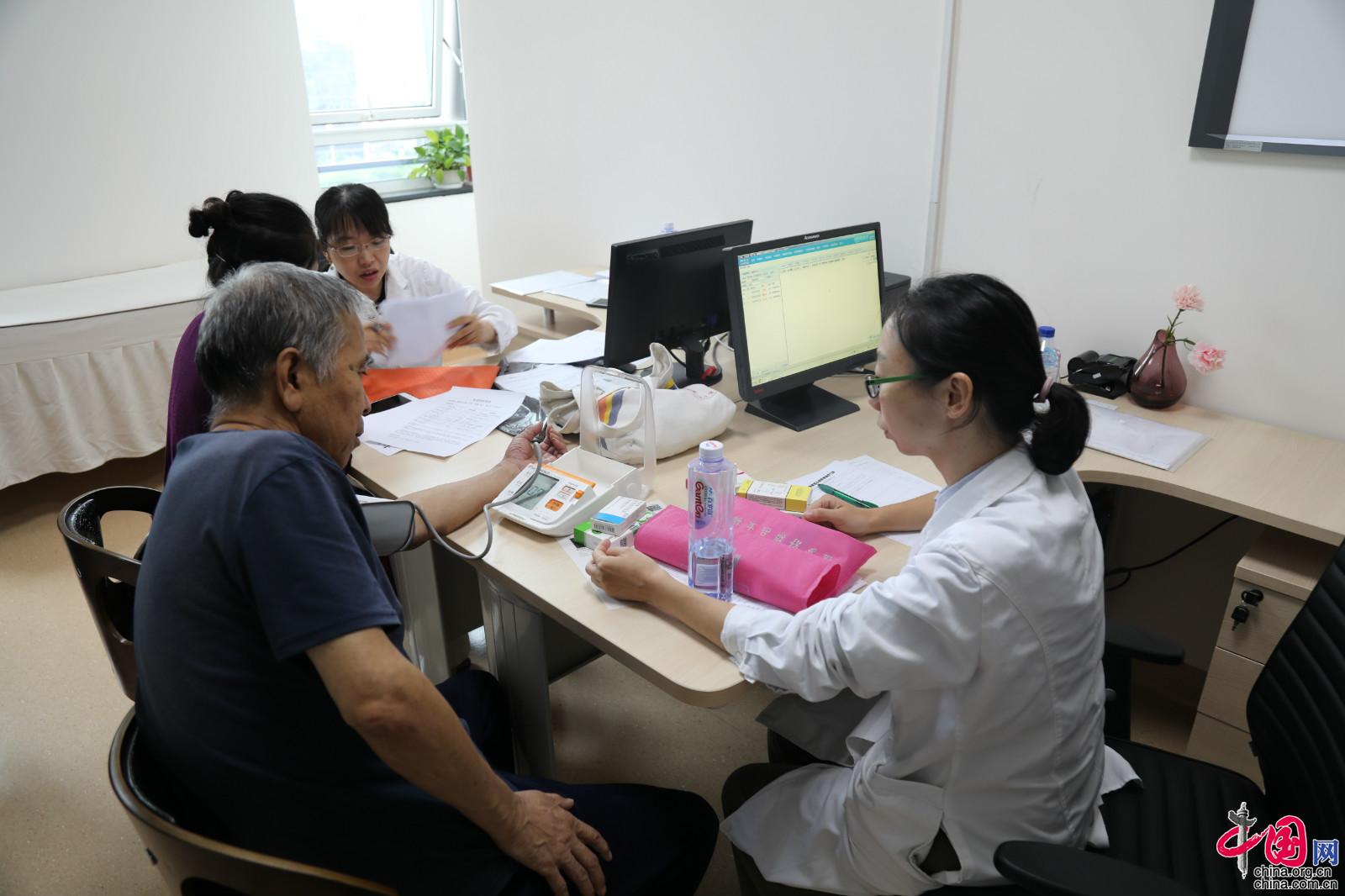 中国网北京9月10日讯(记者胡俊)看病开药不会吃?吃药用药没标准?中药西药一箩筐,患者吃多少药才算合适?被社会呼吁多年的“合理用药”问题到底怎么解决?9月10日,北京安贞医院,一场围绕“市属医院全面开设药学门诊”的媒体沟通会如期举行。 中国网北京9月10日讯(记者胡俊)看病开药不会吃?吃药用药没标准?中药西药一箩筐,患者吃多少药才算合适?被社会呼吁多年的“合理用药”问题到底怎么解决?9月10日,北京安贞医院,一场围绕“市属医院全面开设药学门诊”的媒体沟通会如期举行。