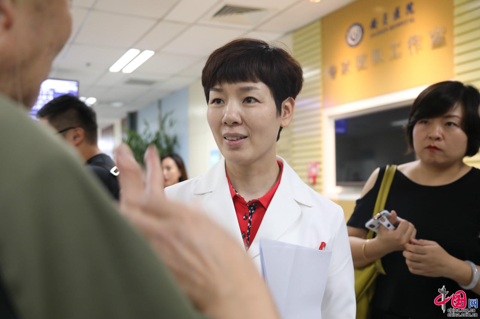 中国网北京9月10日讯(记者胡俊)看病开药不会吃?吃药用药没标准?中药西药一箩筐,患者吃多少药才算合适?被社会呼吁多年的“合理用药”问题到底怎么解决?9月10日,北京安贞医院,一场围绕“市属医院全面开设药学门诊”的媒体沟通会如期举行。 中国网北京9月10日讯(记者胡俊)看病开药不会吃?吃药用药没标准?中药西药一箩筐,患者吃多少药才算合适?被社会呼吁多年的“合理用药”问题到底怎么解决?9月10日,北京安贞医院,一场围绕“市属医院全面开设药学门诊”的媒体沟通会如期举行。