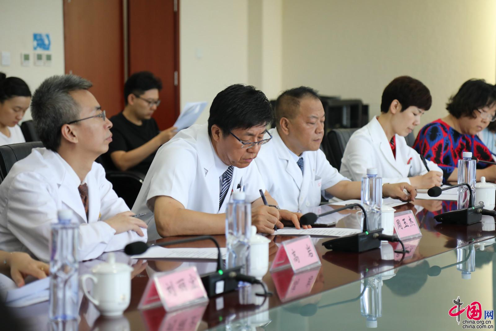 中国网北京9月10日讯(记者胡俊)看病开药不会吃?吃药用药没标准?中药西药一箩筐,患者吃多少药才算合适?被社会呼吁多年的“合理用药”问题到底怎么解决?9月10日,北京安贞医院,一场围绕“市属医院全面开设药学门诊”的媒体沟通会如期举行。 中国网北京9月10日讯(记者胡俊)看病开药不会吃?吃药用药没标准?中药西药一箩筐,患者吃多少药才算合适?被社会呼吁多年的“合理用药”问题到底怎么解决?9月10日,北京安贞医院,一场围绕“市属医院全面开设药学门诊”的媒体沟通会如期举行。