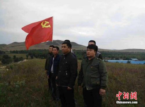 吴云波和村中的党员在一起。 受访者供图