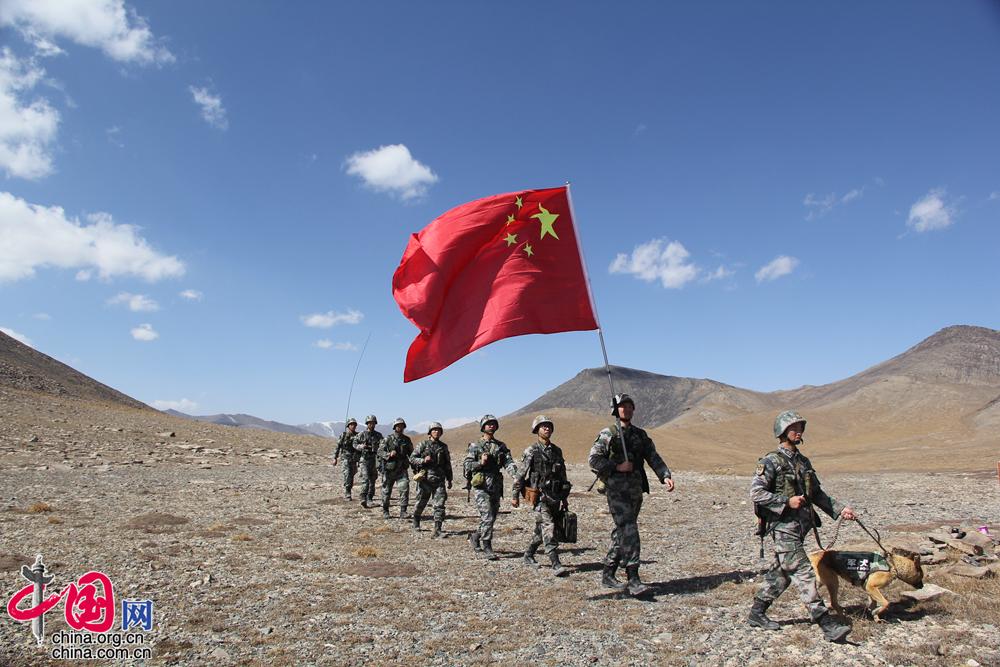 来自海拔3842米的祝福新疆库鲁木都克边防连官兵巡逻线上迎国庆