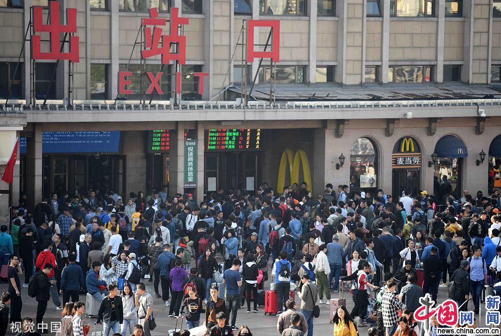 国庆长假结束北京火车站迎来铁路返程高峰4