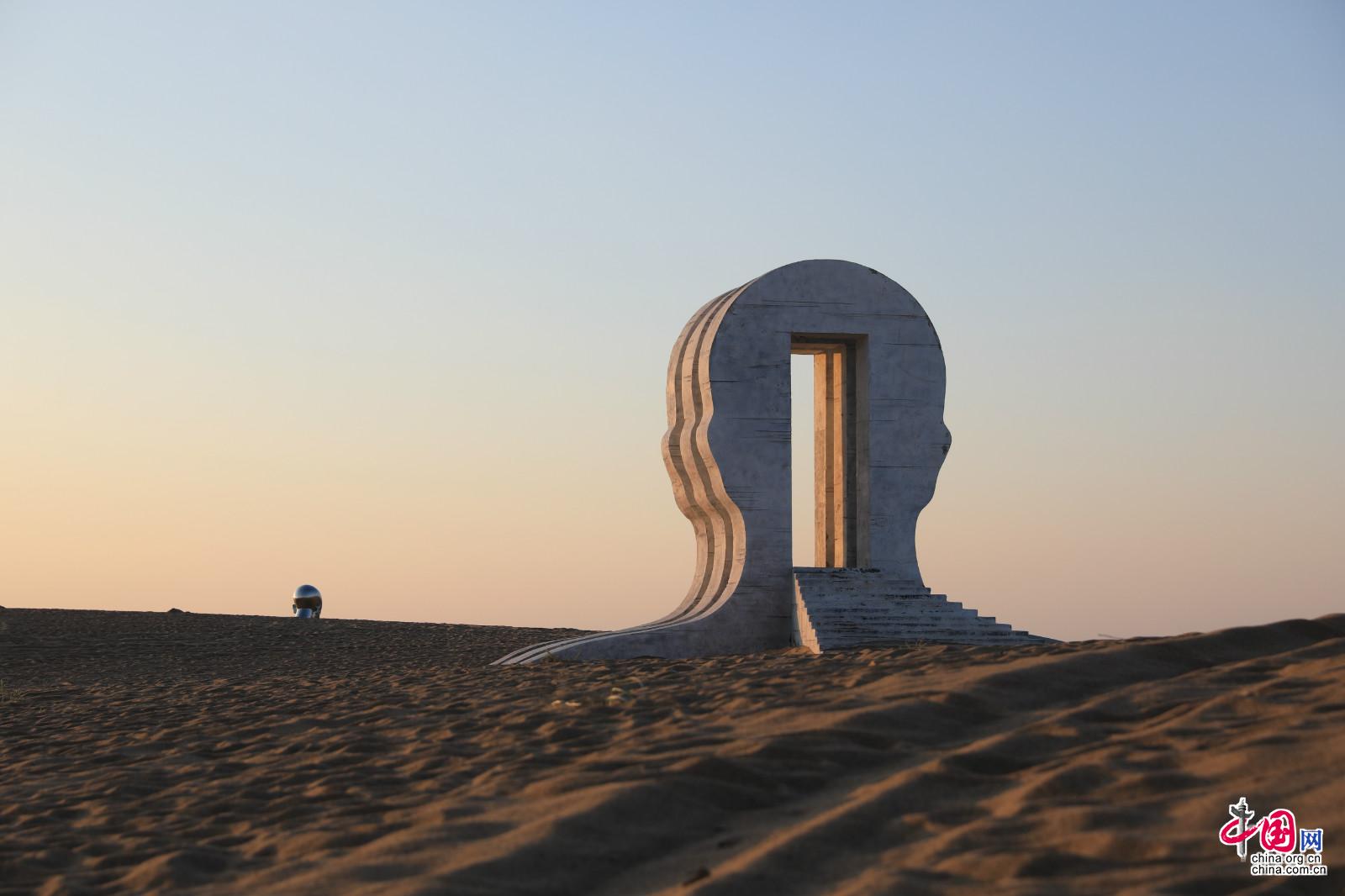 位于甘肃省民勤县的民勤沙漠雕塑国际创作营，汇集了来自世界各地的雕塑作品。中国网记者胡俊 摄