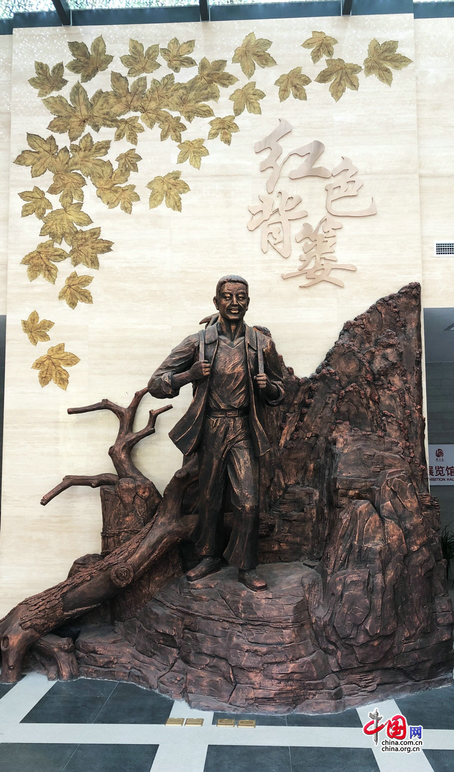 启动仪式在全体党员重温入党誓词的庄严氛围中拉开帷幕,随后由机关