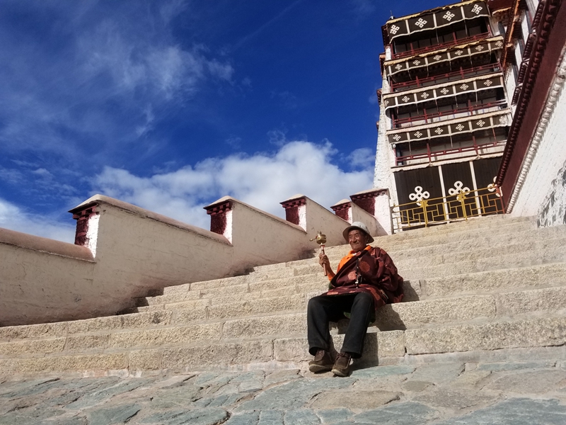 布达拉宫内前来朝圣的藏族老人